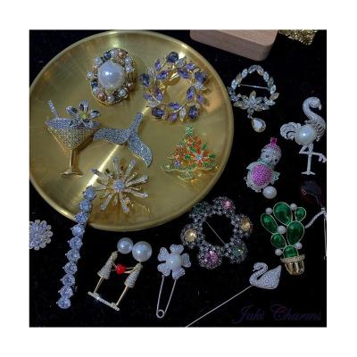 China Wholesale Trendy Jaki Women Brooches Jewelry Gold Plated Enamel Pearl Faux Stone Bee Crystal Brooch Pin Charms Jewelry Brooch for sale