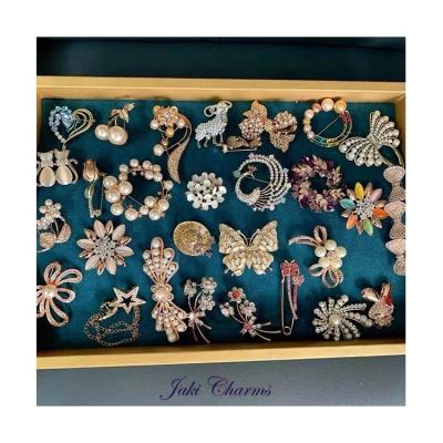 China Jaki Charms Gold Fashionable Insect Brooch Pin Jewelry Animal Brooch For Women Men Lady Hijab Pins Brooches Designer Brooches And Pins Wholesale Pins for sale