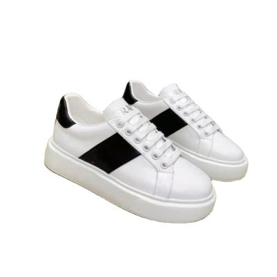 China Round white flat shoes made of the latest leather sports from the manufacturer, ladies' sports shoes. for sale