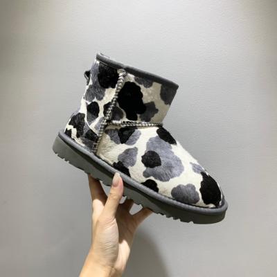 China CUSHIONING Amazon Fashion Snow Boots 2021 Proof Sheepskin Leather Fashion Trend Warm Cold Winter Women's Snow Boots for sale