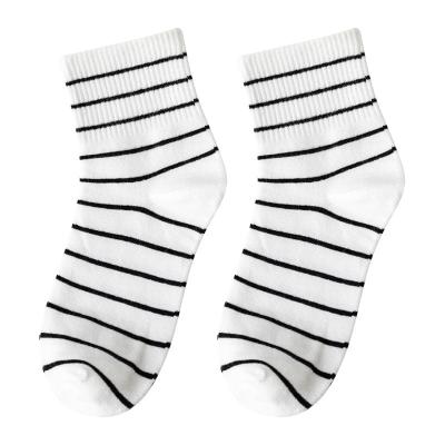 China Breathable Wild Sports Socks Japanese Style Ins Stocking Socks Stack Black And White Socks for sale