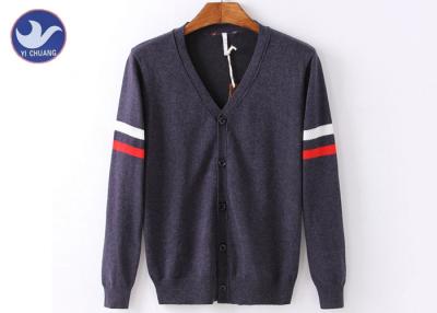 China El hacer punto llano con cuello de pico de la chaqueta de punto de punto para hombre de las rayas de las mangas abotona encima de la ropa en venta