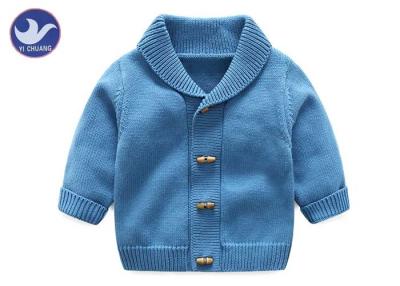 Chine Les enfants mous de collier de châle ont tricoté le cardigan, bouton bleu en bois de klaxon de faux de chandail de cardigan de garçons à vendre