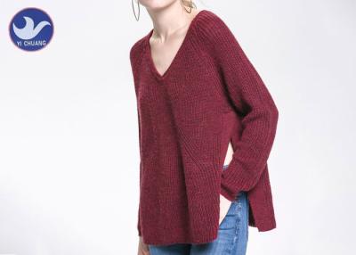 China Große Seiten-Schlitz-Damen-klumpige Wollpullover, der V-Ausschnitts-Wollstrickjacken-rote Farbe der Frauen zu verkaufen