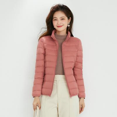 Chine Collier 90% blanc de la meilleure qualité en gros de support de couleur solide de Duck Down Jacket Zip Up plus le manteau du bas des femmes de lumière de taille à vendre