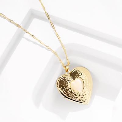 China Vintage Wholesale 18K Real Gold Plated Heart Photo Box Pendant Necklace For Women for sale