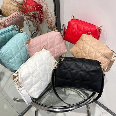 China 2022 LAPTOP New Fashion Embroidered Rhombic Chain Female Leisure Cool Bag Small Small Bag for sale