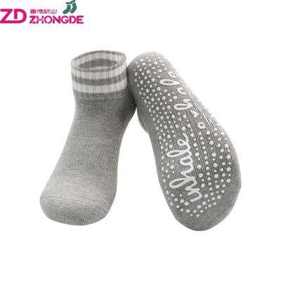 China Antibacterial gray stripe skid gripper pilates yoga socks non slip non slip cushioned socks for yoga ballet exercise for sale