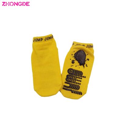 China Breathable Polyester Bulk Custom Yellow Handle Low Price Logo Men Women Anti Slip Trampoline Socks Factory for sale