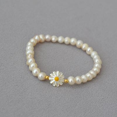 China Elastic Bracelet Daisy Beads Flower Fashion Pearl Bracelets TRENDY Freshwater Pearl Bracelet for sale