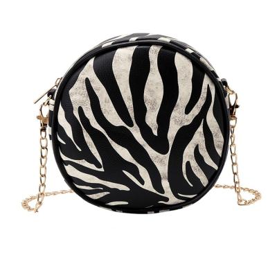 China Trendy Fashion Leopard Print Messenger Bag Can Be Round One Shoulder Messenger Bag for sale