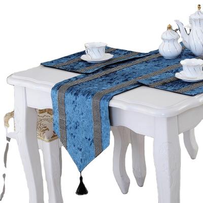 China Beautiful Modern Wedding Decoration Table Runner and Place Mat Washable Durable Table Runner Set for sale