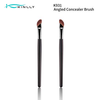 Китай Wooden Handle Angled Concealer Brush Eye Makeup Brushes For Dark Circles Puffiness продается