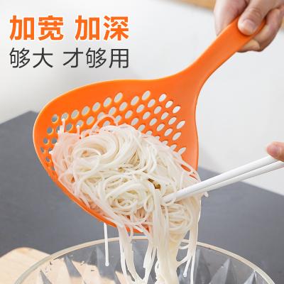 China Long Handled Dumplings Large Viable Colander Kitchen Noodle Administer Household Hot Pot Spicy Hot Spoon Water Draining Spoon Sieve for sale