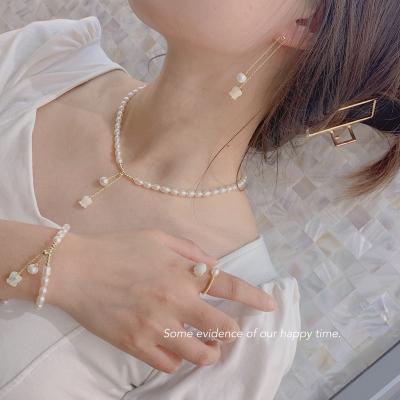 China Freshwater Butterfly Pendant Shell Jewelry Sets High Quality Flower Pearl White Pearl 4 Pieces Jewelry Sets for sale