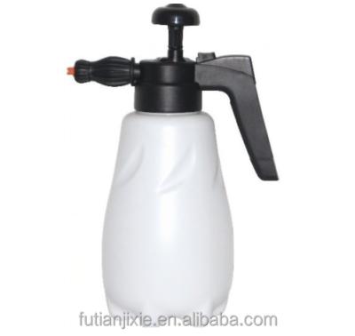 China PE 2L PP Plastic Water Spray Bottle White Translucent Water Jar Sprayer for sale