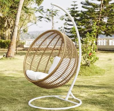 Chine Planche à voile suspendue jardin en plein air chaise balançante en rotin PE à vendre