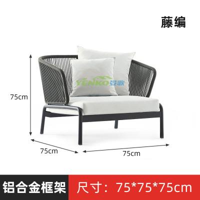 China Conjunto de sofá y mesa de café al aire libre para patio, jardín, villa, terraza, silla de rattan, estilo nórdico, hotel al aire libre, muebles de rattan de ocio. en venta