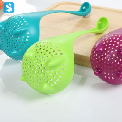 China New Kitchen Accessories Soup Oil Filter Pocket Spoon Long Handle Stocked Heat Resistant Stick Sieve Spoon Creative Spoon No for sale