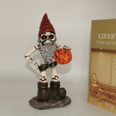 China Global Wholesale Halloween Resin Statue Crawling Garden Decorations Figurine Head Shovel Pumpkin Skeleton Decorations Sculpt for sale