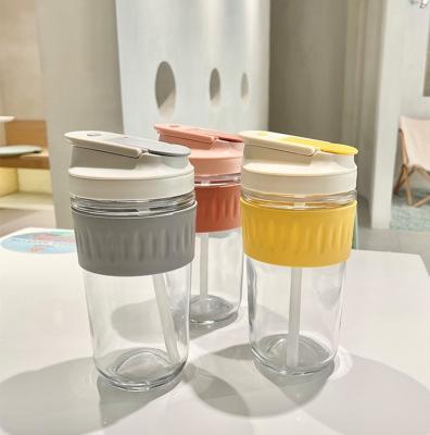 中国 350ml 450ml Borosilicate Glass Bottle Travel Mug With Straw Food Grade Silicone Lid 販売のため