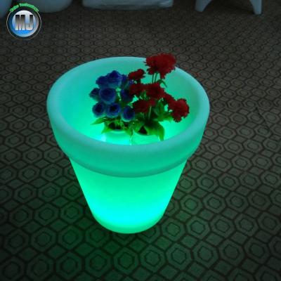 China Modern Waterproof Plastic Material Rechargeable Color Changing Lighting Up LED Flower Pot for sale