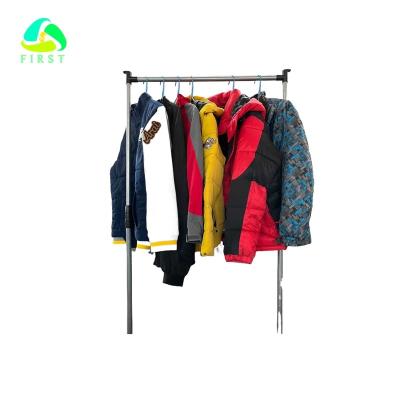 China Latest style/fashion FSTused clothing for sale winter jackets& coats mix clothing second-hand bales for sale