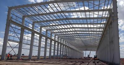 China Metal Sheet Wall Commercial Steel Frame Building with Painting or Hot Dipped Galvanized Surface for sale