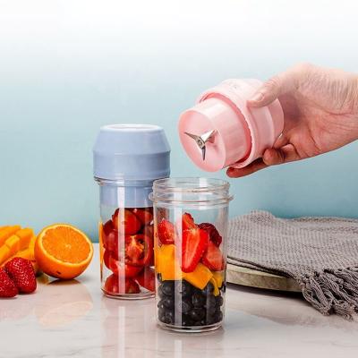 China Protable Juicer 2 in 1 Smoothie Blender Glass Bottle Smoothie Blender Machine Quiet Plastic Manual Travel Portable Blender for sale