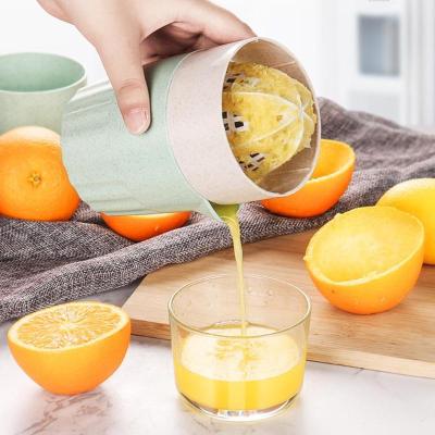 China Hot Selling Orange Juicer Juice Healthy Life Hand Juicer Lemon Fruit Juicer Squeezer Protable Cold Portable Citrus Juicer 300ml for sale