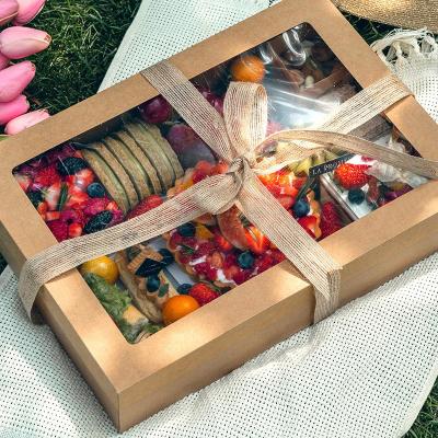 China Vervaardiger picknick lente camping verpakkingsdoos bento dessert cake doos licht voedsel kraft papier doorzichtig venster papier doos Te koop