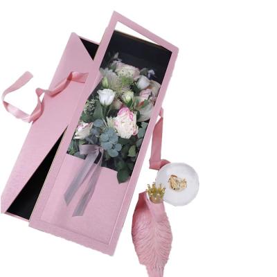 China Cajas de rosas para el día de San Valentín envases de flores caja de papel kraft ventana de PVC caja de ramos de flores negras con cinta en venta