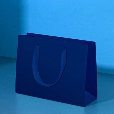 China Logotipo impreso a medida Bolsa de papel especial reciclado de lujo Regalo metálico pequeño Bolsas de papel azul de la Armada en venta