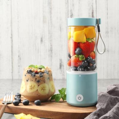 China Car 6 Blades Mini Home USB Battery Powered Rechargeable Personal Travel Blender Portable Fruit Juicer Blender for sale