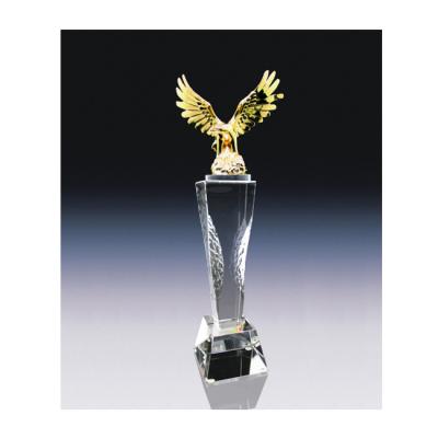 China Europe's most popular eagle trophy souvenir with k9 clear gold crystal metal custom crystal trophy for sale