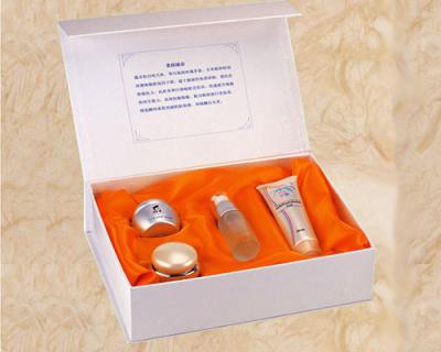 China Luxury Brand Cardboard Cosmetic Packaging Box with Magnet  and Silk Tray for sale