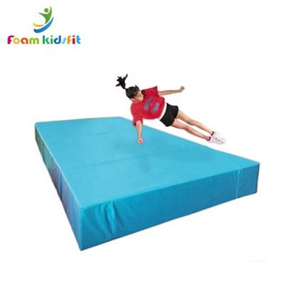 China Waterproof and can add landing bouldering mat the main factory price gymnastic folding lift chute for sale