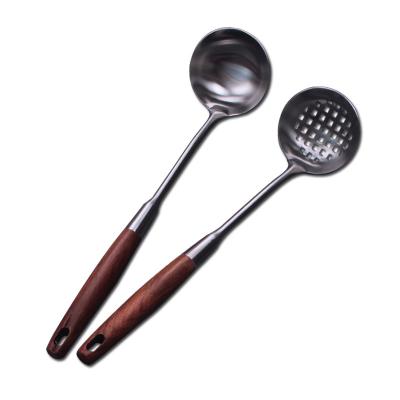 China Sustainable 304 Stainless Steel Soup Spoon Handle Metal Soup Pocket Pot Wooden Hot Filter Cooking Spoon for sale