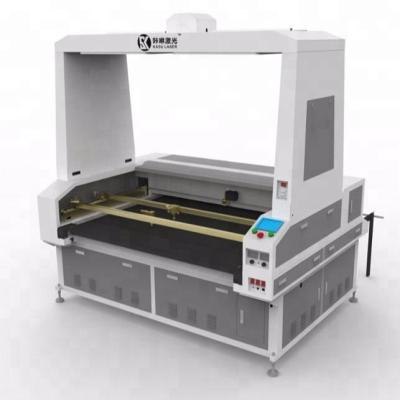 China Auto feeding CO2 laser cutting machine with CCD camera for textile printing and garment zu verkaufen