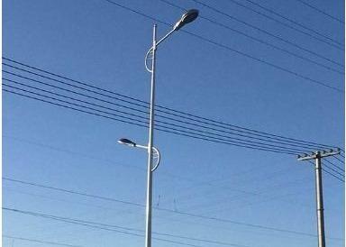 Cina Singolo luce palo galvanizzata braccio poligonale conico della strada LED per l'alto modo in vendita