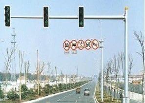 Chine Courrier galvanisé de Polonais léger de feux de signalisation d'immersion chaude avec la caméra pour des secteurs commerciaux à vendre