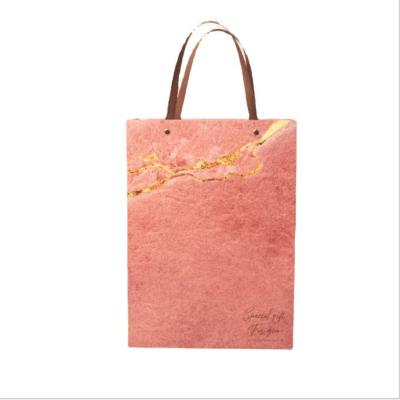 China Hot Stain Pink Handheld Handheld Birthday Gift Clothing Paper Bag Rivet Materials Sale Recycled Marble Bag for sale