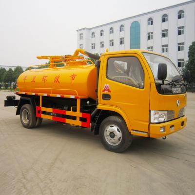 Chine Un camion d'aspiration fécale de 4000 litres DONGFENG 95 chevaux 3300 mm à vendre