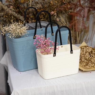 China Sustainable Hand Hold PP Plastic Canvas Pattern Modern Simple Sundries Storage Basket for sale