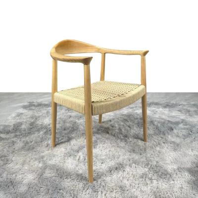 Chine Chaise élévatrice en bois massif chaise de bras de salle à manger moderne avec siège à corde durable et fonction de levage à vendre