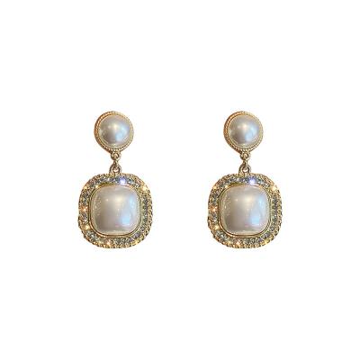 China Exquisite CLASSIC Pearl Gold Vintage Metal Geometric Earrings Women's High End Dangling Earrings for sale