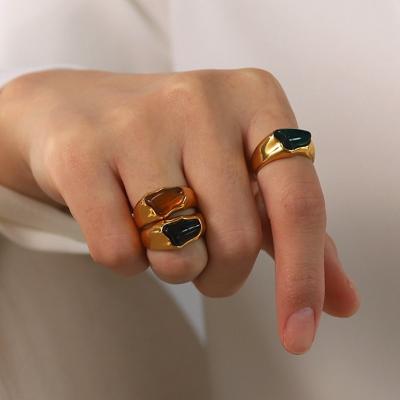 China Retro Fashion Environmental Friendly Personality Ring Palace Style Inlaid Green Natural Stone Ring for sale