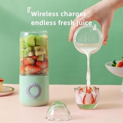 China Hotel Bottle Plastic Blenders and Fruit Squeezer Mini Portable USB Electric Rechargeable Carrot Squeezer Blender for sale