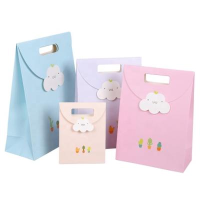 China Recyclable Retail Custom Die Cut Paper Bag White Paper Handle Boutique Gift Bag Fancy Logo Packaging Bag Party Gift Candies for sale