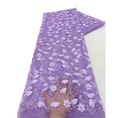 China Tejido de encaje de flores lilas de lujo para vestidos 3D de encaje de flores para mujeres en venta